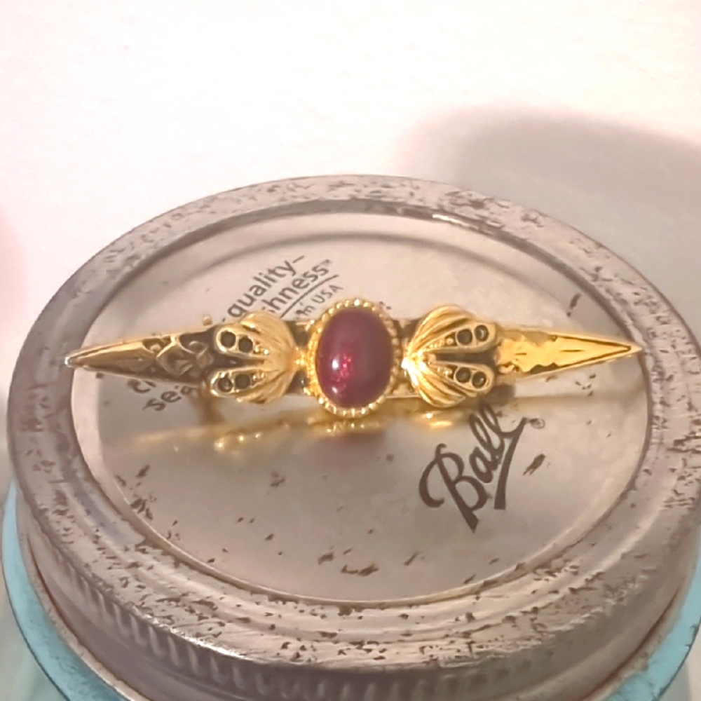 Vintage red carbochon gold tone bar pin - Picture 2 of 4